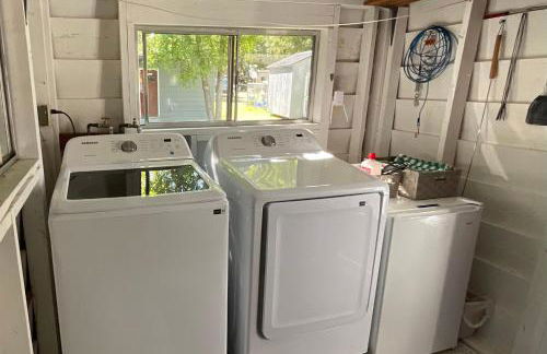 Beautiful Bungalow and Bunk House, Close to Lake - Foto 28