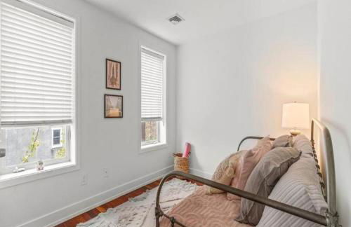 Bright & Modern Home with Patio - Foto 7