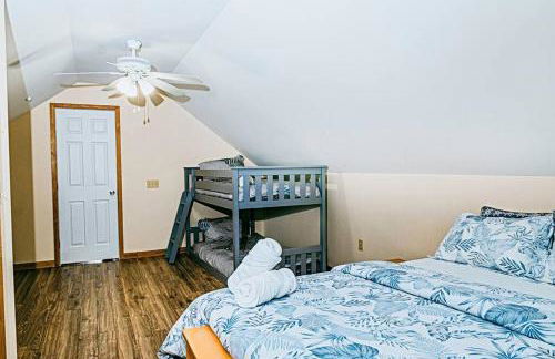 Gorgeous Cozy 5 Bedroom House with Hottub,Lake,Pool - Foto 37