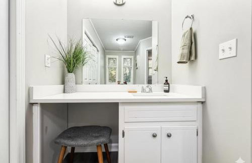 King Bed! Soaking tub! Fenced Yard w Screen Patio - Foto 42