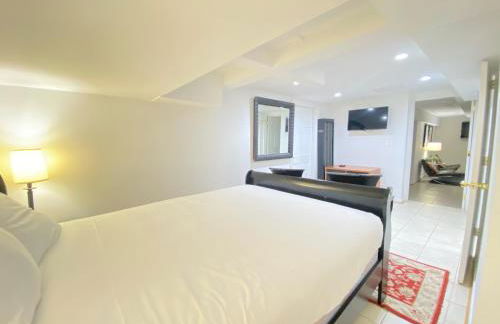 COMFY Basement Home 2 Bdrm1Den 3Queen Beds - Foto 23