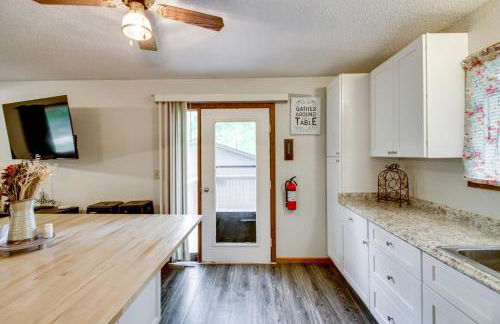 Near Lakes Updated Family Home with Deck in Cushing - Foto 11