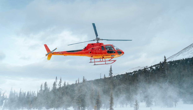 Paseo en helicóptero y raquetas de nieve por las Montañas Rocosas - Foto 4, Volando en helicóptero por paisajes increíbles