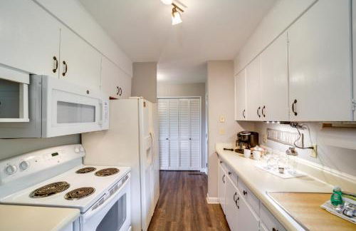 Centrally Located Brevard Home with Deck and Fire Pit! - Foto 8