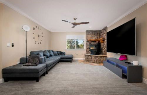 New Luxury 5BR Cabin in Pine Mountain Lake! 1 Minute to Beach! Massage Chair! Close to Yosemite! Perfect for Retreats and Escapes All Seasons! - Foto 74