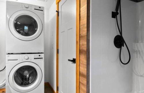 Luxe Chalet at Rainier Entrance with Hot Tub-AC-WiFi - Photo 14