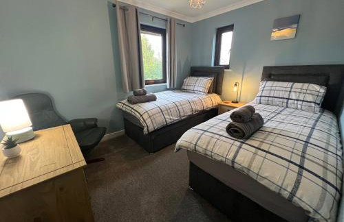 Superb Comfy 2 Bed House, Responsive & Caring Hosts Free WiFi & Parking, Close to MK Centre, Train Station, Santander, Network Rail by Webbhill Stays - Foto 4