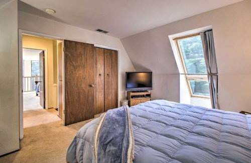 Spacious Redwood Retreat with Hidden Hot Tub - Foto 15