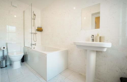 Large 4BR House Leeds, Contractor Friendly - Photo 8