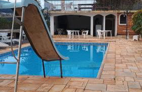 Casa com piscina para até 6 pessoas com duas camas de casal e sofá-cama casal - Foto 12