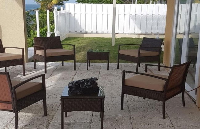 Je Suis Jamaica - 4 B R Beachfront Villa w Staff - Photo 69