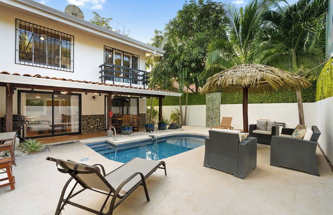 Spacious Home w/ Private Pool & Covered Patio Near the Beach - Foto 17