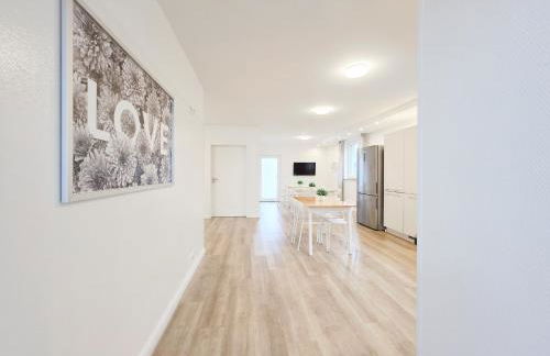 Tolstov House - 6 Zimmer Haus - große Küche - Garten - Parkplatz - 25min Messe DUS - Foto 10