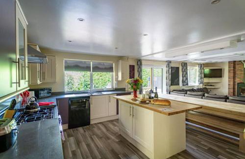 Norbury, woodland lodge with hot tub for 12 - Foto 16