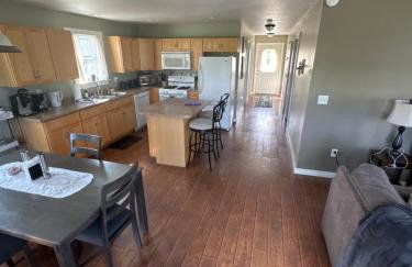 Private 2 Bedroom Lofted Garage Getaway - Foto 25