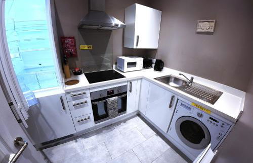 Modern 1 Bedroom Apartment Free Parking WiFi Near City Centre - Photo 12