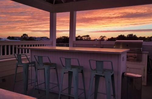 Golf Cart, 3 King Beds, Covered Rooftop Area, Half Mile to Beach! - Foto 1