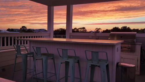 Golf Cart, 3 King Beds, Covered Rooftop Area, Half Mile to Beach! - Foto 1