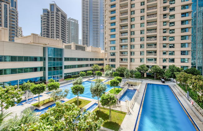 Maison Privee - Radiant Urban Retreat with Iconic Burj Khalifa Vws - Photo 19