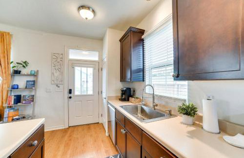 Walk to Beach Family Home with Patio in Galveston - Foto 10