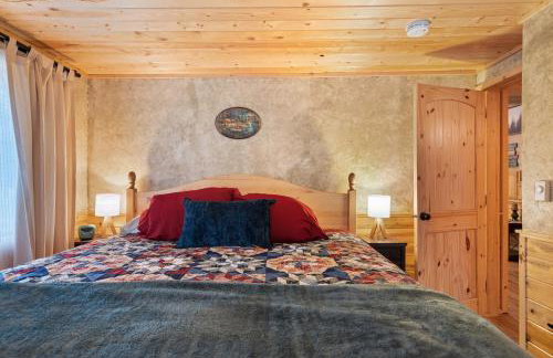 Hayloft Hollow by KABINO Fire Pit Fireplace Loft with Low Ceiling High Chair WiFi - Foto 23