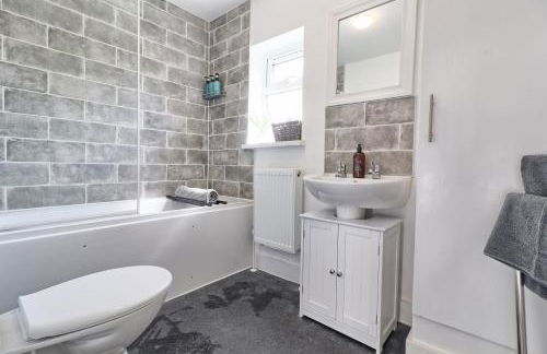 Comfy 4 Bed, Sleeps 8, fast WIFI, Contractor friendly - Foto 52