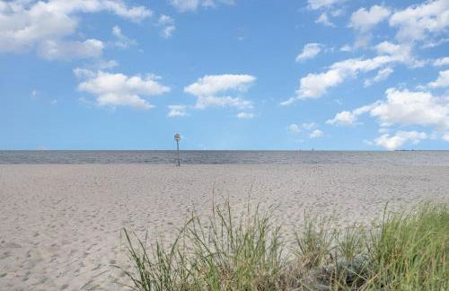 Renovated & Sophisticated Home Near Beach & Shops! - Photo 28