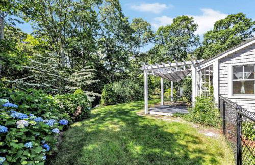 1 Story Family Home Half Mile to Beach with Patio , Grill, Office with Twin Beds, Peaceful Wooded Setting, Spacious Driveway, Garden Views, Walk to Shore, Perfect Cape Cod Getaway for Families - Foto 29