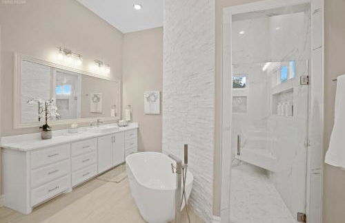 Newly Built Stylish Retreat with Designer Kitchen - Near Park & Beach - Foto 12