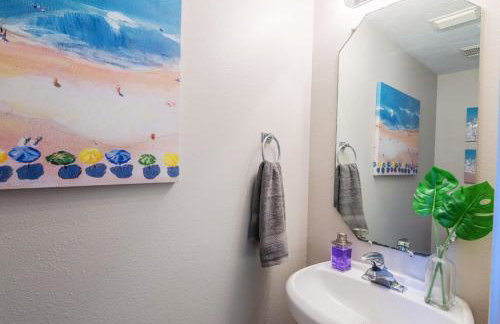 Cozy & Modern 5BR Smart Home with Yard and BBQ - Foto 35