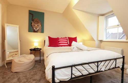 Cosy Bristol Townhouse - Free Parking - Sleeps 6 - By EKLIVING PARTNERS - Foto 9