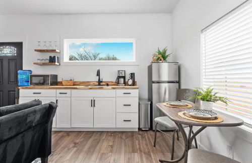 Hidden Cottage mins to Main St and sleeps 4 - Photo 3