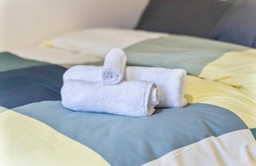 Balmoral Court -Sleeps 6 - Free Parking with Workspace - Balcony & High-Speed WiFi - Foto 9