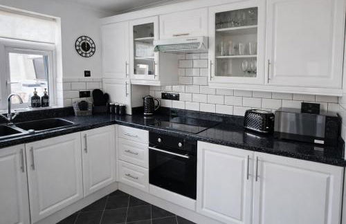 Rosie House 3 bedroom House in Sandbach with Parking - Photo 14