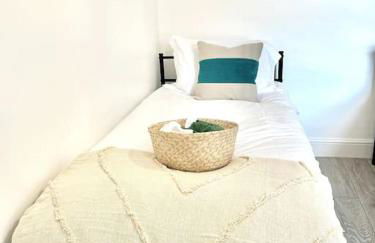 Spacious Modern Victorian House in Rochester - Photo 11