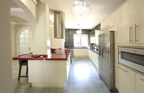 Villa de Lujo con Jardines y Piscina - Foto 3