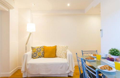 JOIVY Cosy 1-bed flat w/balcony in Alfama, moments from the Port - Foto 23