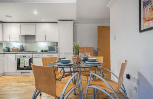 Bishops Stortford 2 Bed Flat - Free Parking - STN - Foto 14