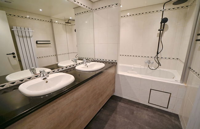 Modern Apartment in Belgium With Bubble Bath - Photo 14