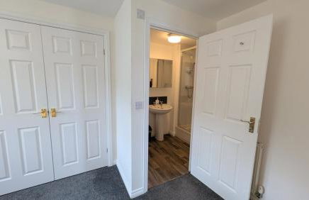 Large Modern House With Private Parking - Photo 106