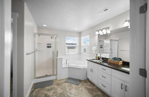 Charming Family Stay w Arcade Theatre Ski Haven Walking trails and river walk in backyard - Foto 26