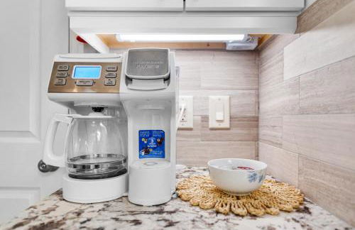 Boho Tiki Villa w Heated Saltwater Pool, King Beds & 6TVs - Photo 45