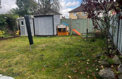 Spacious 3 bed house, garden and parking sleeps 5 - Foto 6