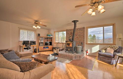 Private Hot Tub and Fireplace Poconos Home! - Foto 4