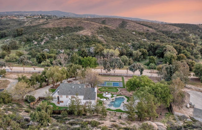 The Riesling Retreat by Avantstay Estate w/ Pool, Hottub, Putting Green & Pickle Ball Court! - Photo 36