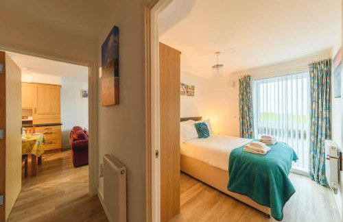 Panoramic Sea-View Family Appartment , Free Parking, Sleeps 6 , Walk to Beach, Station, & Town - Foto 35