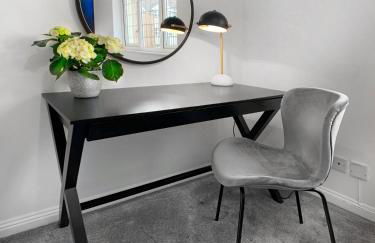 Knaphill - 2 Bedroom Terrace House - With Garden - Photo 10