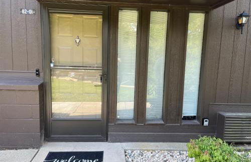 Newly Updated Modern, Spacious, and Cozy Condo- Right on the Lake! - Foto 25