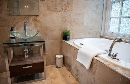 5 Bed Luxury Townhouse with Hot Tub, Rooftop Terrace, Perfect for Groups, Near Cruise Terminal - Foto 10