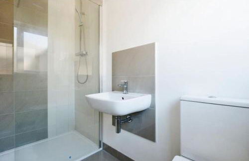 Brand New 4 Bed Deluxe Modern Villa - Sleeps 9 - Private Parking & Garden - Foto 14